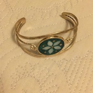 Silver bracelet with flower design